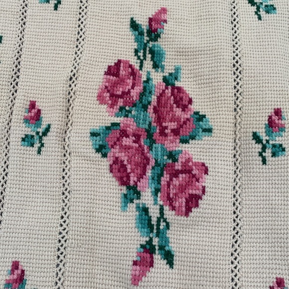 GUC Hand-Knit Vintage Roses Afghan - Picture 6 of 7